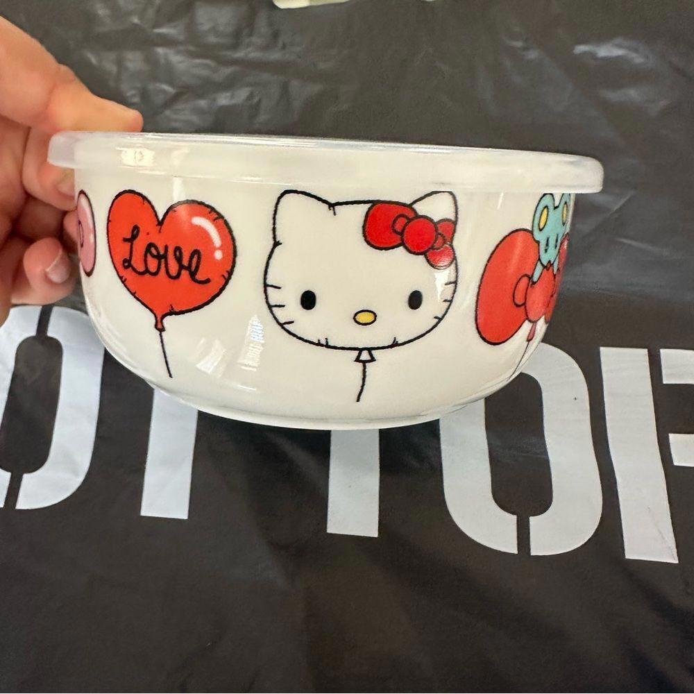 Hello Kitty Valentines Day Tupperware set - Picture 2 of 3
